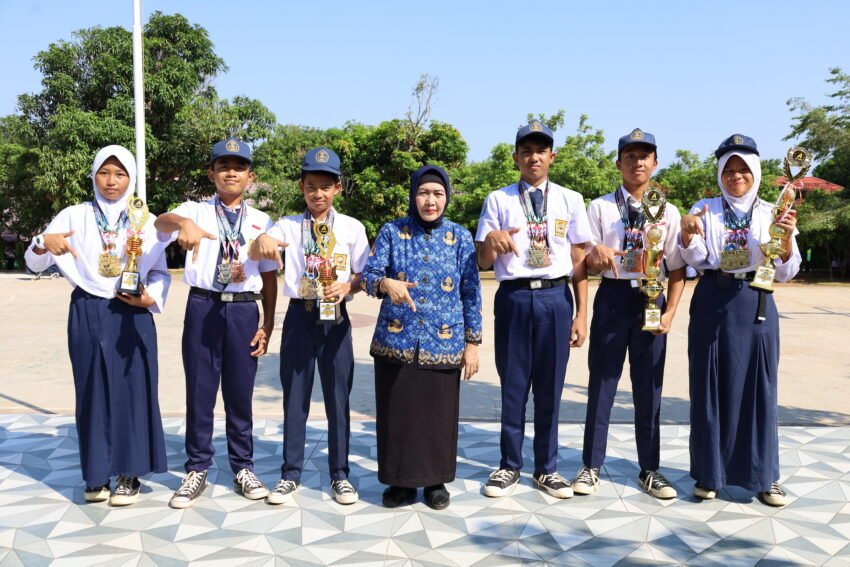 Luar Biasa, Siswa SMP NEGERI 7 KOTABUMI borong medali dan piala pada kejuaraan lomba renang se-Lampung